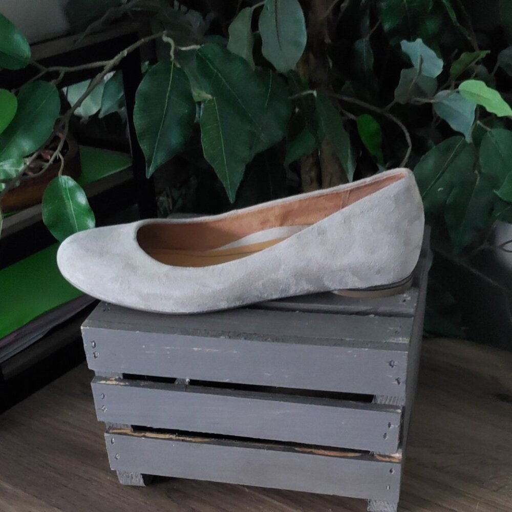 Vionic "Hannah" Greige Suede Ballet Flats